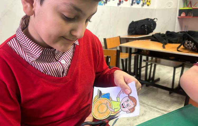 ساختِ پوستر با موضوعِ Discrimination vs Equality در زنگ زبان عمومی