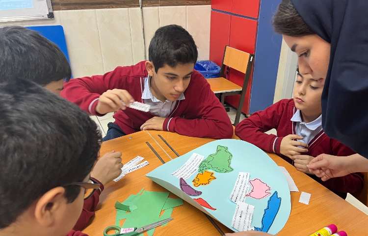 ساختِ پوستر با موضوعِ Continents در زنگ زبان عمومی