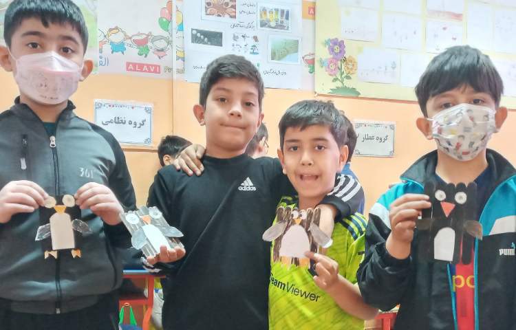 ساخت کاردستی با استفاده اتز چوب بستنی توط دانش آموزان پایه دوم(زنگ هنرو خلاقیت)