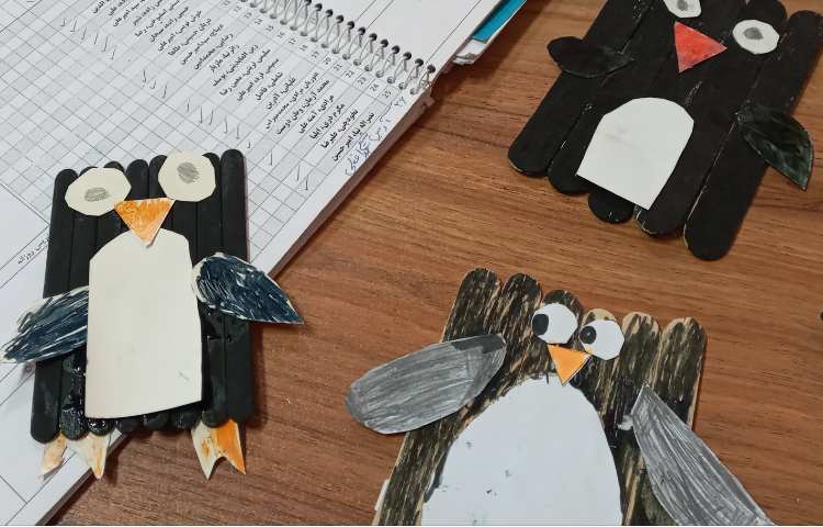 ساخت کاردستی با استفاده اتز چوب بستنی توط دانش آموزان پایه دوم(زنگ هنرو خلاقیت) 2