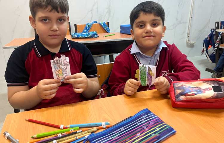 ساخت کاردستی جامدادی در زنگ زبان انگلیسی به جهت شروع سال تحصیلی جدید 3