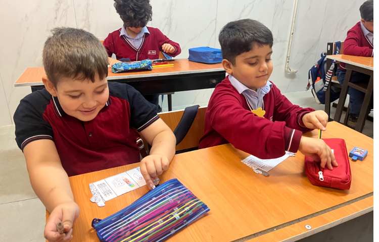 ساخت کاردستی جامدادی در زنگ زبان انگلیسی به جهت شروع سال تحصیلی جدید