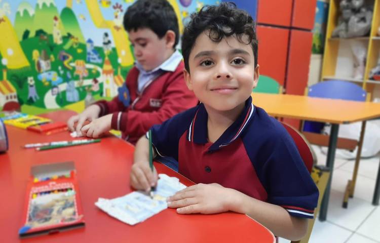 ساخت کاردستی جامدادی در زنگ زبان انگلیسی به جهت شروع سال تحصیلی جدید 4