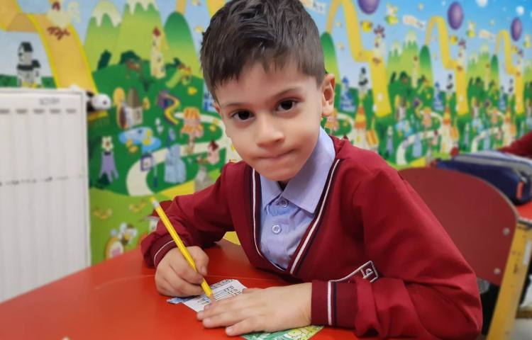 ساخت کاردستی جامدادی در زنگ زبان انگلیسی به جهت شروع سال تحصیلی جدید