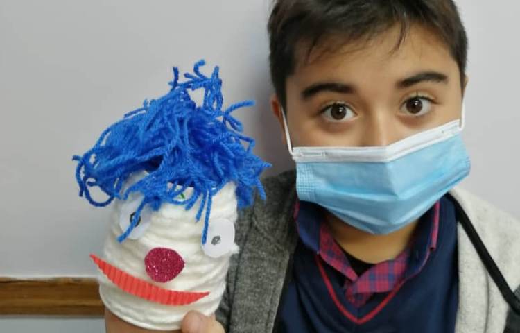 ساخت کاردستی دلقک با لیوان و کاموا 1