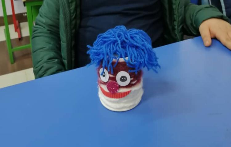 ساخت کاردستی دلقک با لیوان و کاموا 2