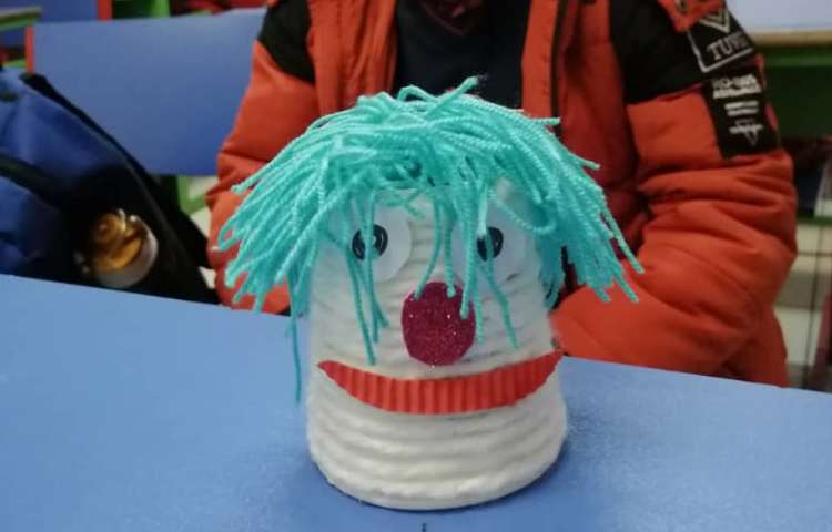 ساخت کاردستی دلقک با لیوان و کاموا 3