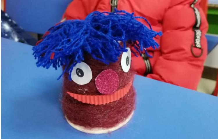 ساخت کاردستی دلقک با لیوان و کاموا 4