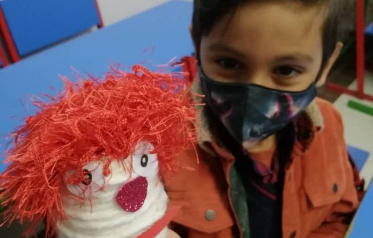 ساخت کاردستی دلقک با لیوان و کاموا 5