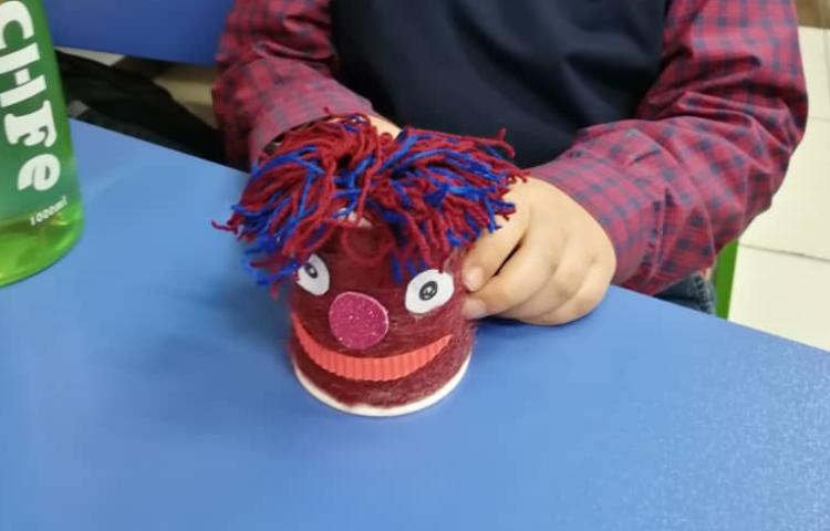 ساخت کاردستی دلقک با لیوان و کاموا 6