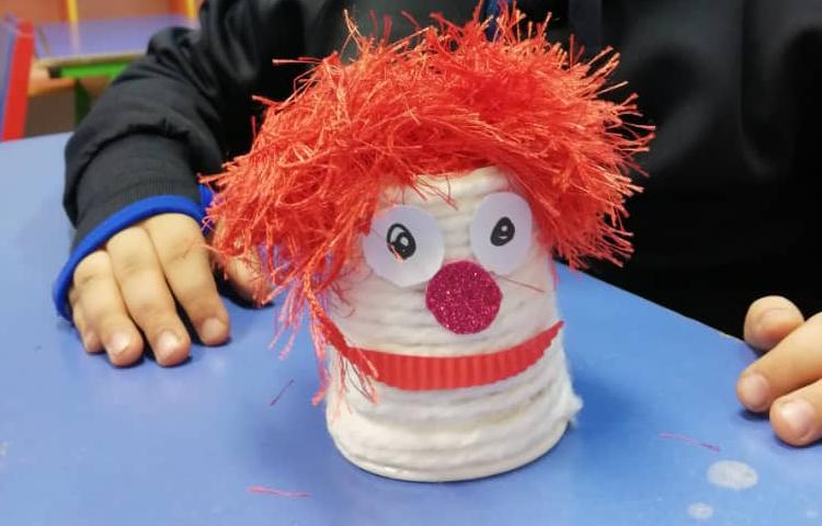 ساخت کاردستی دلقک با لیوان و کاموا 7