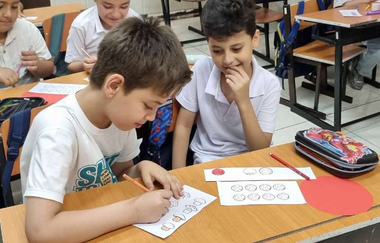 ساخت کاردستی پیتزا جهت تمرین مراحل درست کردن آن به زبان انگلیسی 1