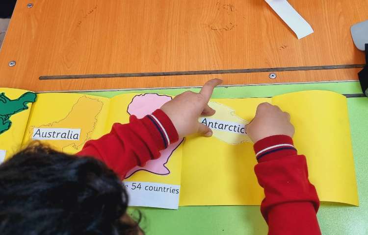 ساخت کتابچه‌ی قاره‌ها-هفته‌ی ملی علوم 5