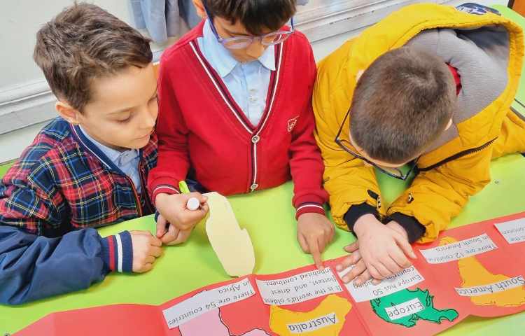 ساخت کتابچه‌ی قاره‌ها-هفته‌ی ملی علوم 6