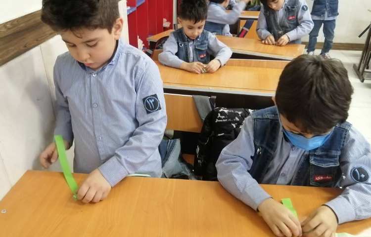 ساخت کرم خاکی با هدف دستوری و ایجاد انگیزه برای تدریس درس "ک" 1