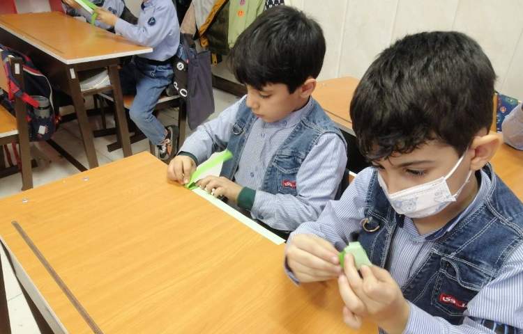 ساخت کرم خاکی با هدف دستوری و ایجاد انگیزه برای تدریس درس "ک" 2