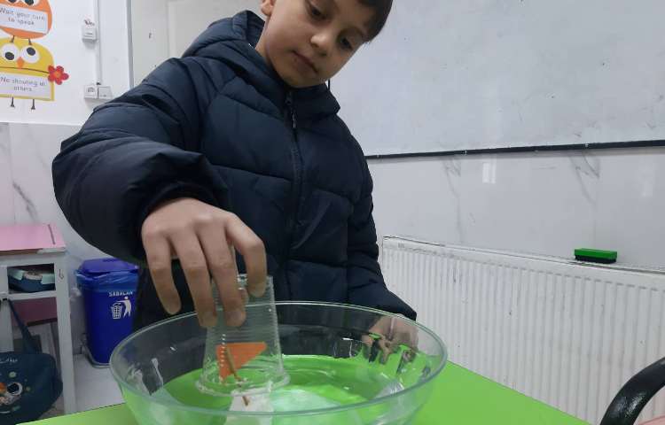 ساخت کشتی یونولیتی و خیس نشدن بادبان به دلیل وجود هوا در لیوان 2