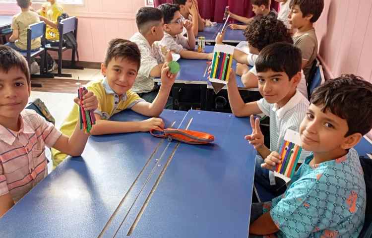 سازه های چوبی،ساخت گروهی مداد با چوب بستنی های رنگی