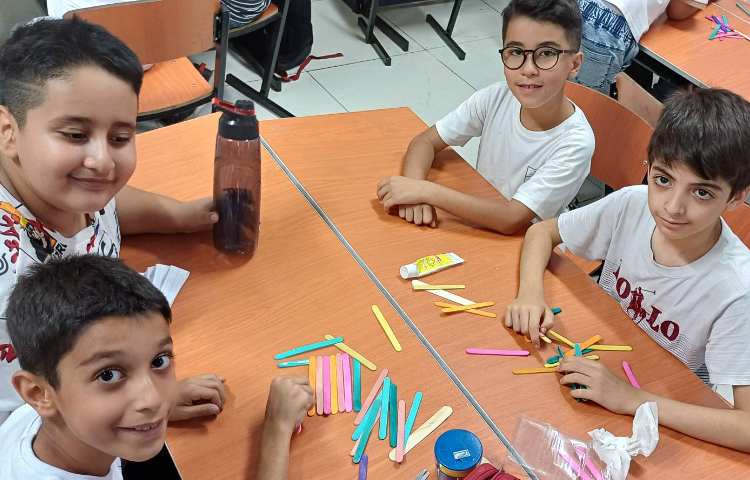 سازه های چوبی پایه ی گوشی موبایل 1