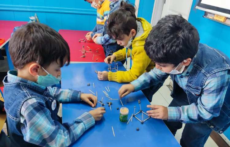 :سازه های گروهی با استفاده از خمیربازی و خلال دندان