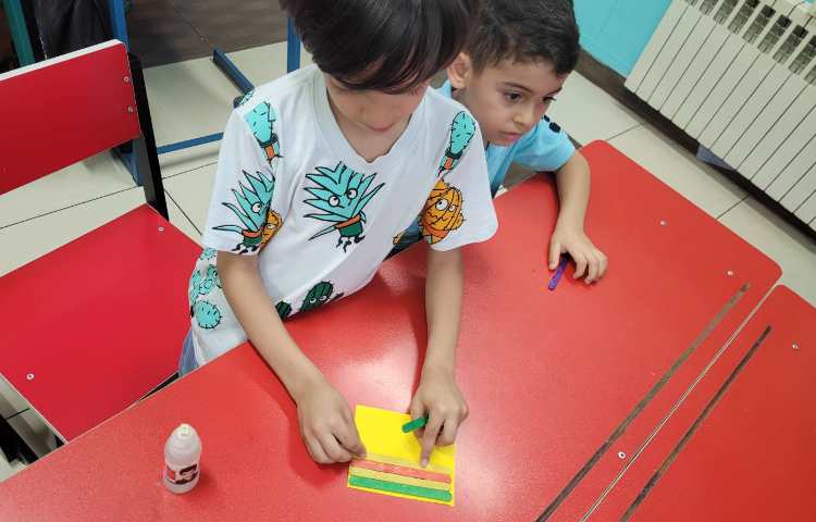 سازه ی چوبی ساخت رنگین کمان به صورت گروهی 3