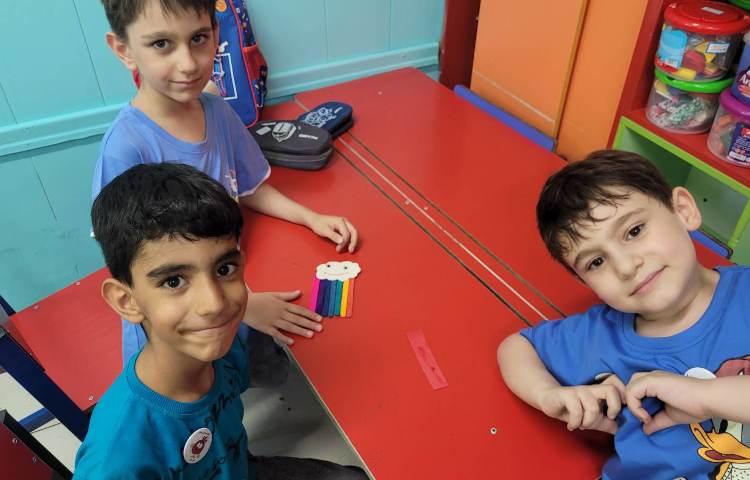 سازه ی چوبی ساخت رنگین کمان به صورت گروهی 5