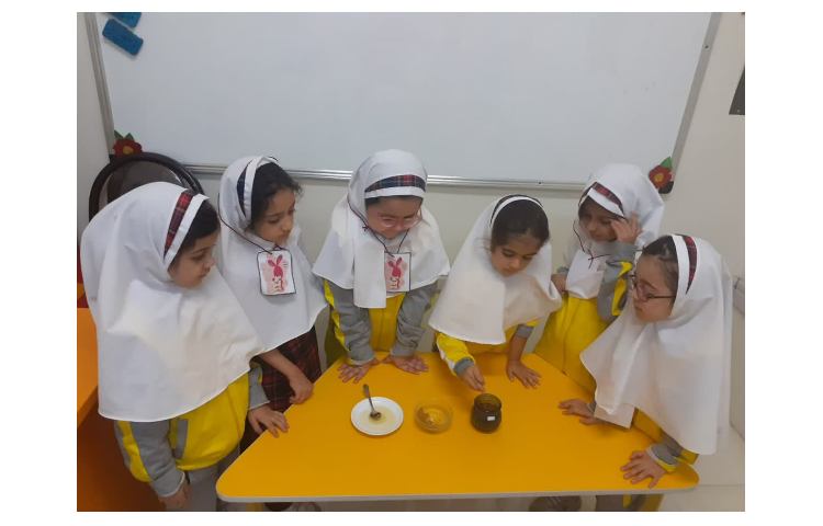 ساعت آزمایشگاه و دانشمند کوچک