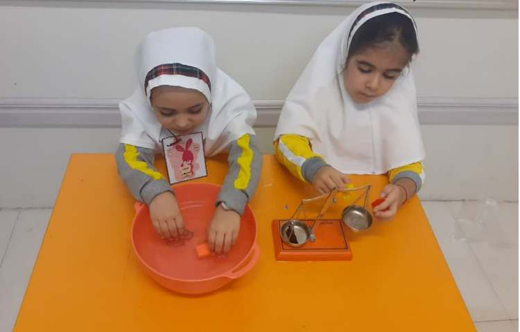 ساعت آزمایشگاه و دانشمند کوچک