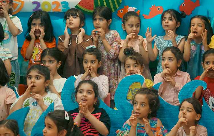 سرودخوانی در اختتامیه فستیوال تابستانه دانش آموزان عزیز پرتوعلوی