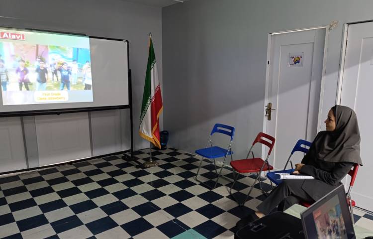 سرکار خانم صوفی مدیر آموزش دبستان های موسسه علوی جهت بررسی خروجی فرآیند اجرایی-آموزشی پایگاه تابستان 8