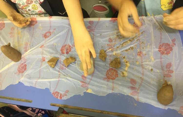 سفالگری ( آموزش ساخت پنگوئن ) جزییات اثر با خلاقیت دانش آموزان 1