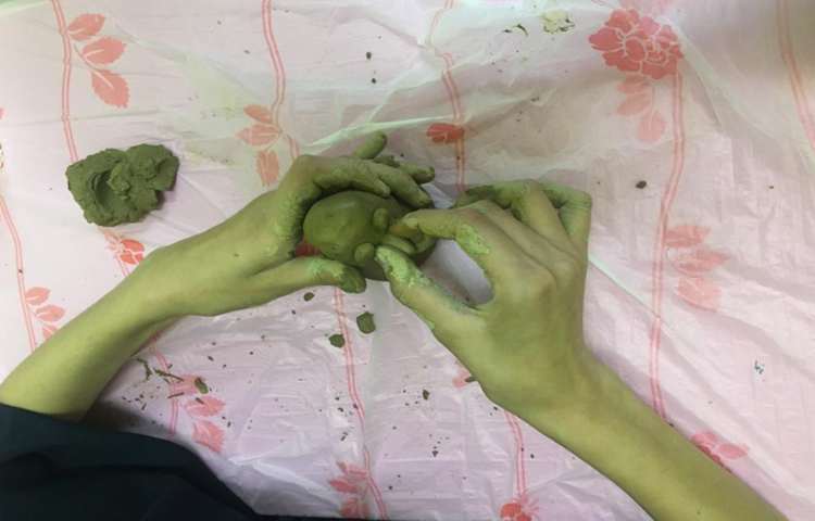 سفالگری ( آموزش ساخت پنگوئن ) جزییات اثر با خلاقیت دانش آموزان 2