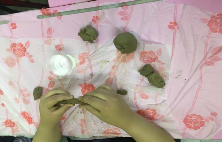 سفالگری ( آموزش ساخت پنگوئن ) جزییات اثر با خلاقیت دانش آموزان 3