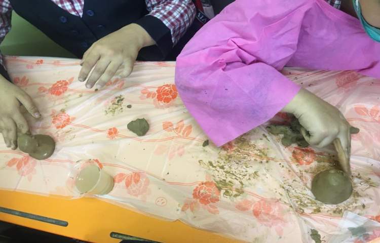 سفالگری ( آموزش ساخت پنگوئن ) جزییات اثر با خلاقیت دانش آموزان 5