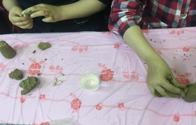 سفالگری ( آموزش ساخت پنگوئن ) جزییات اثر با خلاقیت دانش آموزان 6