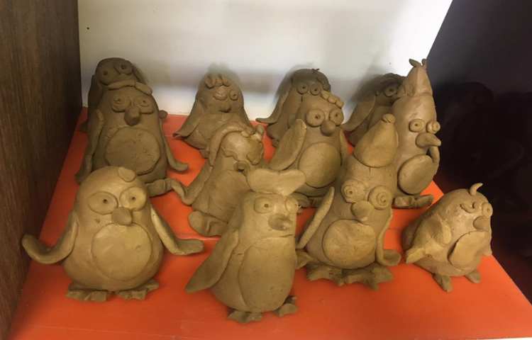 سفالگری ( آموزش ساخت پنگوئن ) جزییات اثر با خلاقیت دانش آموزان 9