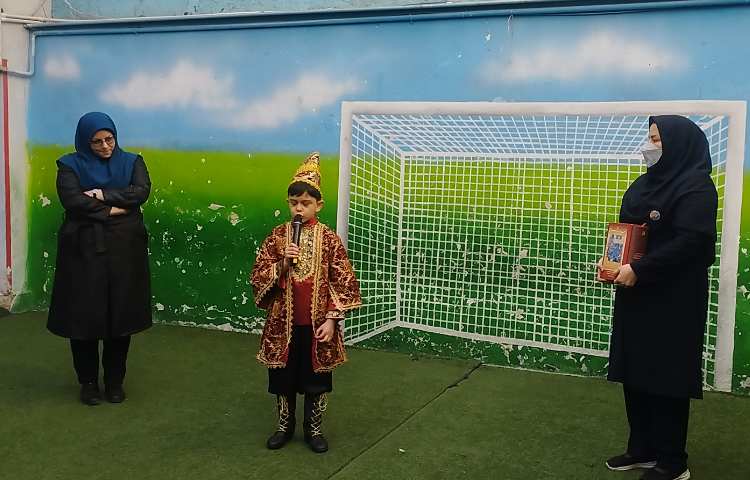 شاهنامه خوانی دانش اموزان پایه دوم جهت آشنایی با ابوالقاسم فردوسی