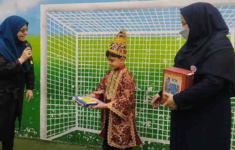 شاهنامه خوانی دانش اموزان پایه دوم جهت آشنایی با ابوالقاسم فردوسی 3