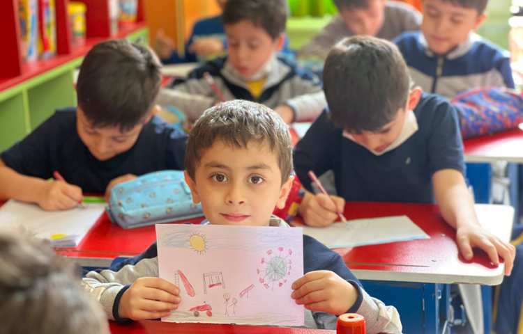 شخصیت کارتونی مورد علاقه در پارک پاییزی