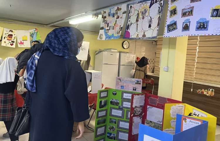 شروع نمایشگاه فراآموزشی و بازدید اولیا از دستاوردهای دانش آموزان 1
