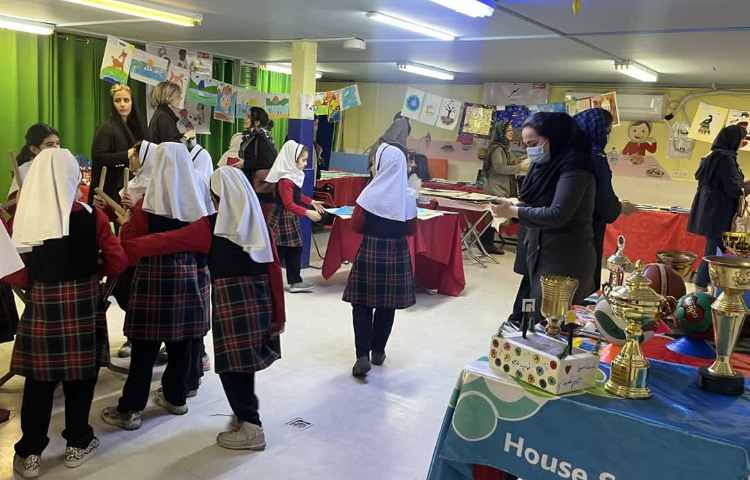 شروع نمایشگاه فراآموزشی و بازدید اولیا از دستاوردهای دانش آموزان 2