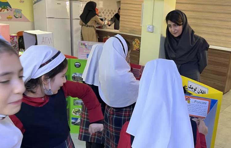 شروع نمایشگاه فراآموزشی و بازدید اولیا از دستاوردهای دانش آموزان 4
