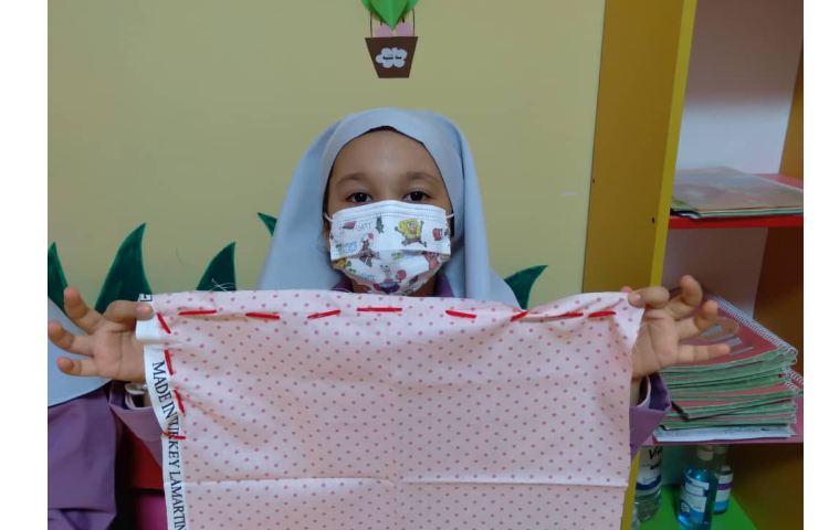 شروع کار دوخت دخترانمون با سوزن پلاستیکی و پارچه