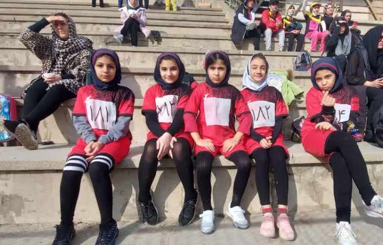 شرکت دانش آموزان دبستان علوی در مسابقات دو میدانی منطقه 13 2