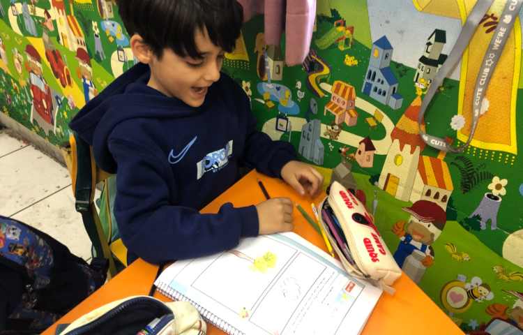 شعر بهار خانم خوانده و نوآموزان نقاشی آن را کشیدند. 3