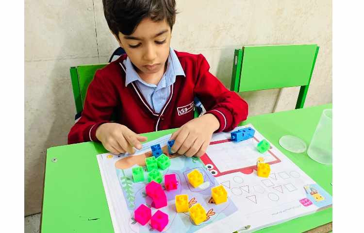 شمارش اشیا تا 5 و شمردن شکل های مثل هم با دست ورزی 1