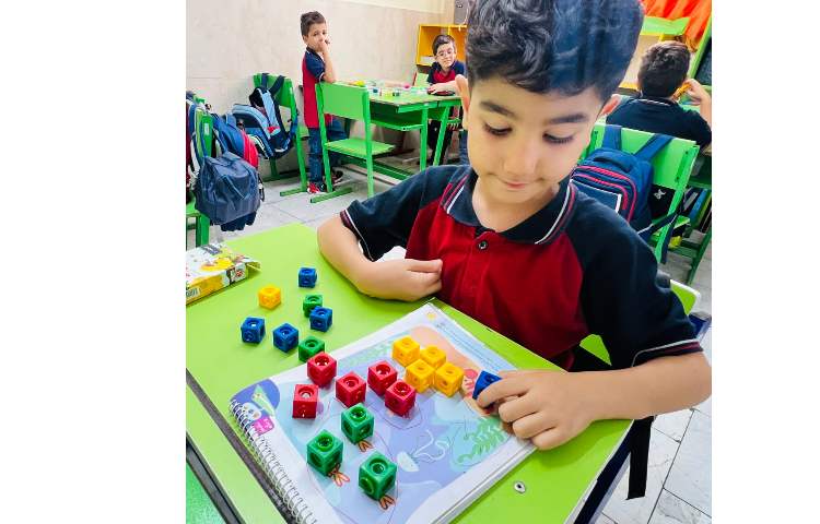 شمارش اشیا تا 5 و شمردن شکل های مثل هم با دست ورزی 2