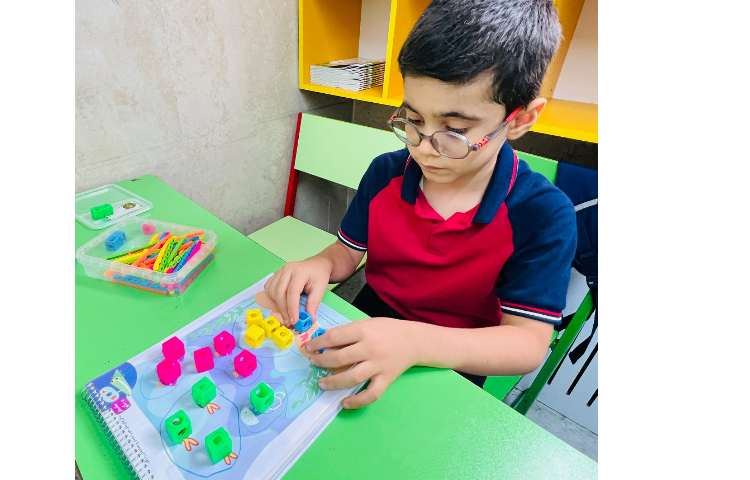شمارش اشیا تا 5 و شمردن شکل های مثل هم با دست ورزی 4