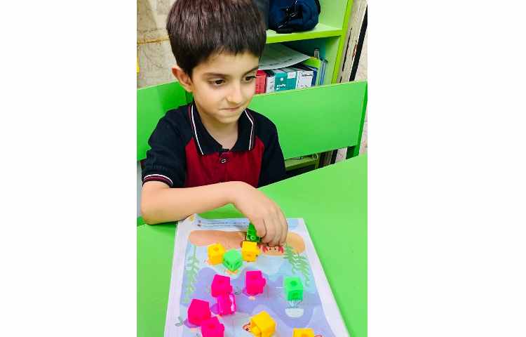 شمارش اشیا تا 5 و شمردن شکل های مثل هم با دست ورزی 6