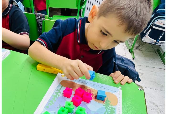 شمارش اشیا تا 5 و شمردن شکل های مثل هم با دست ورزی